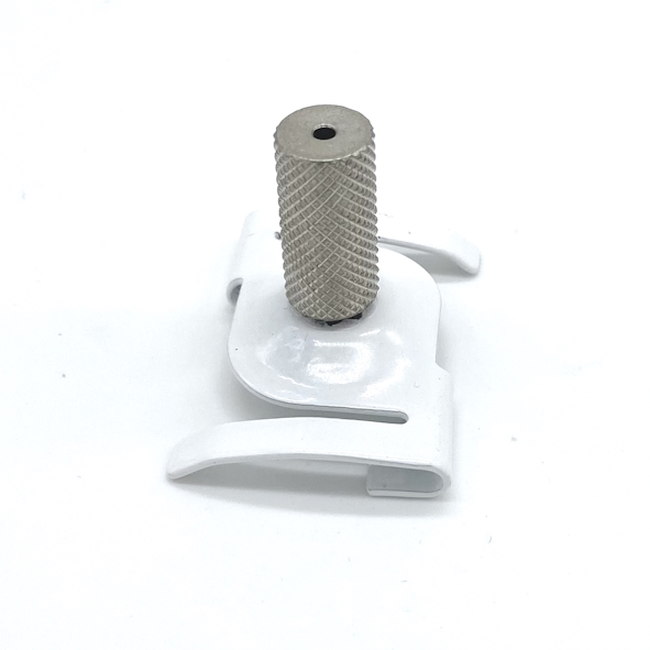 Deckenclip mit Kappe weiß, Gewinde M6 und Kappe mit Bohrung 2,2 mm ø, für Drahtseil 1,5 mm ø einseitig mit Nippel